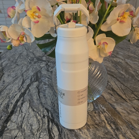 Stanley IceFlow Bottle in Classic White - Picture 2 of 3